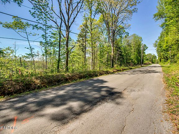 3rd image of 567 Oak Grove Rd