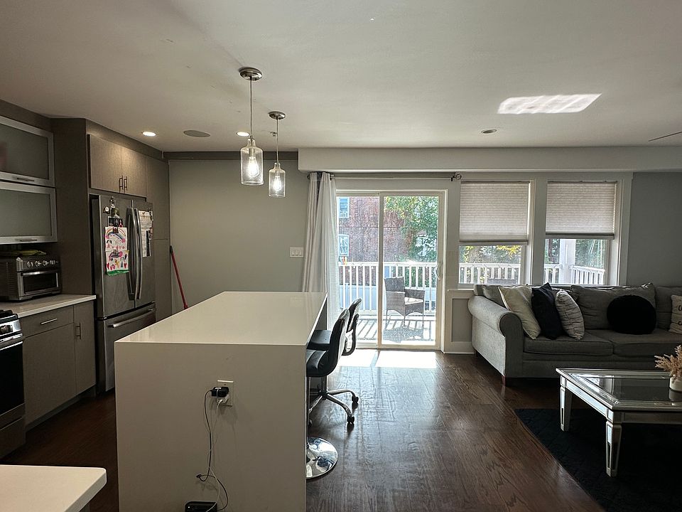 1st image of 13 Ruthven St #2
