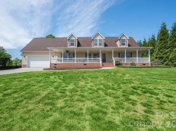 132 Top Flite Dr, Statesville, NC 28677