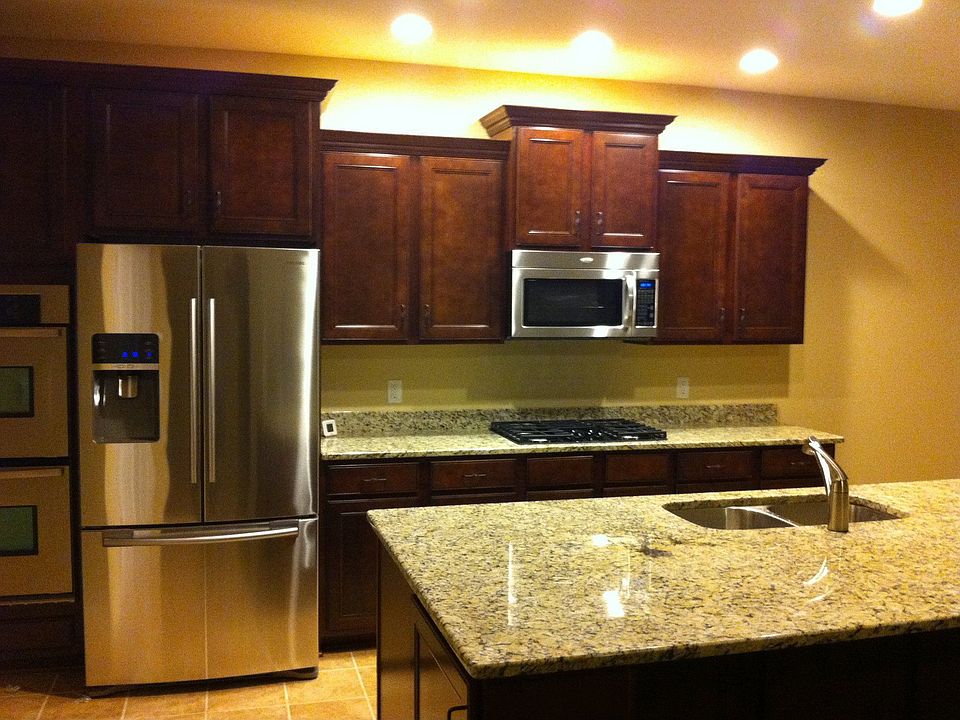 Gourmet Kitchen - Microwave hood vents to exterior