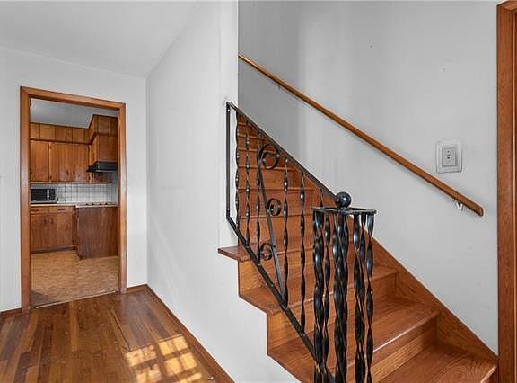 3rd image of 107 Chicago Ave