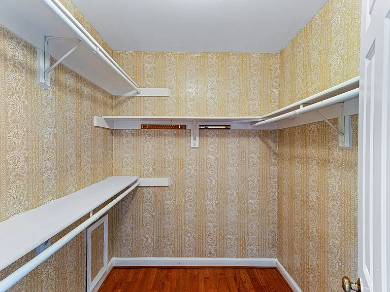 Master Bedroom Walk IN Closet