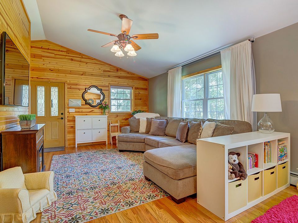 1st image of 8 Breezy Ln