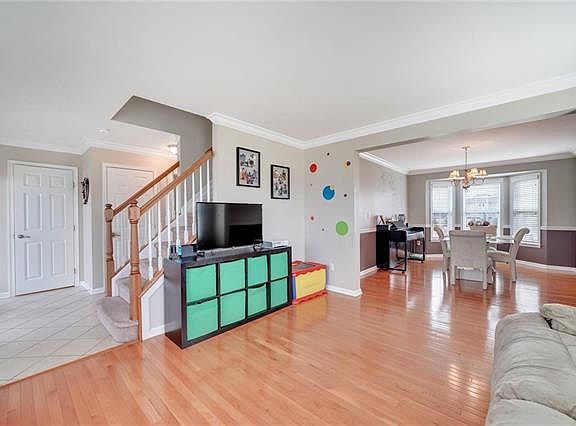 5th image of 18 N Hill Ln