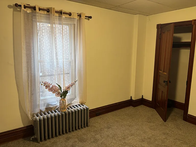 Middle room side wall