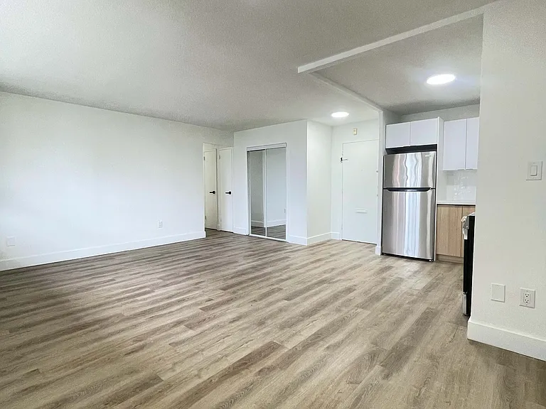 70 Paisley Blvd W — Photo 8