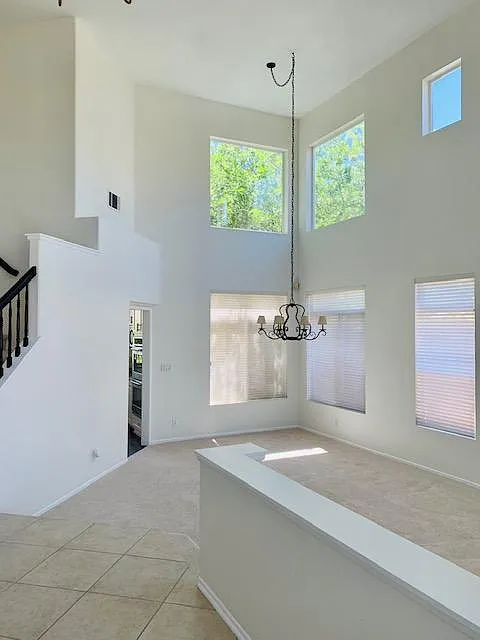 5 bed, 2596 sqft, $4,900 — Photo 3