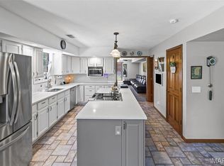 404 Hunters Gln, Belleville, IL 62220