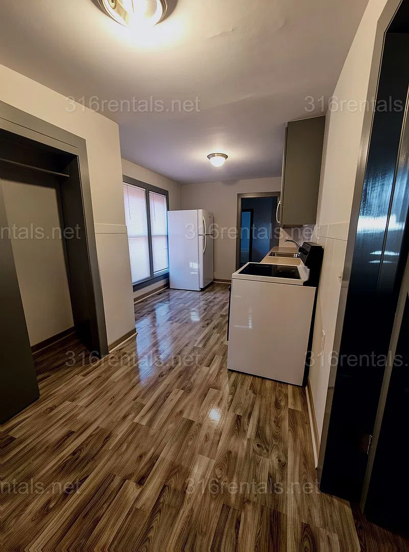 307 N Elm St — Photo 4
