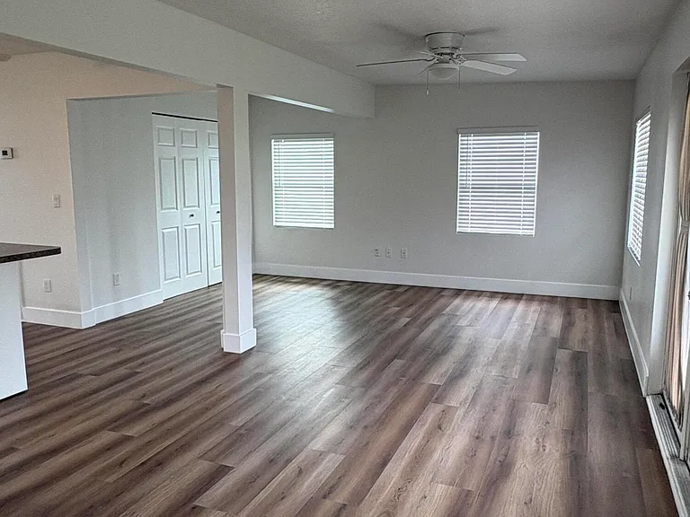 285 NE Floresta Dr — Photo 9