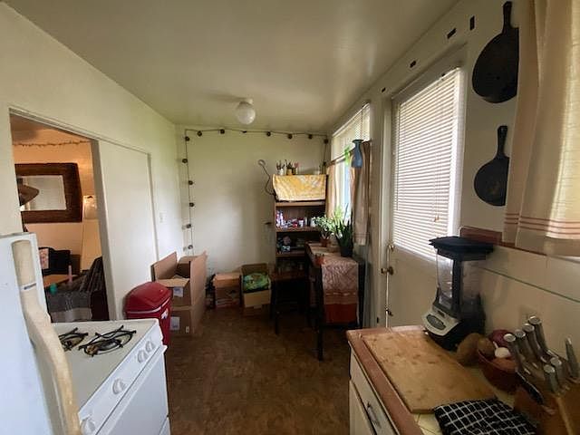 2nd image of 2037 Cable St