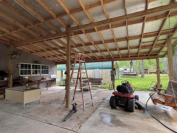 4th image of 563 Forrest Lawn