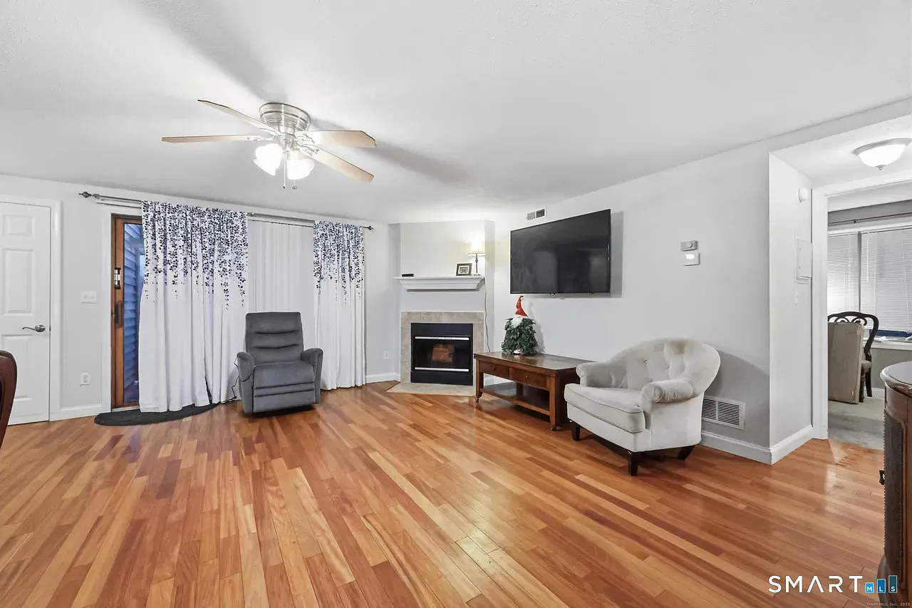 2 bed, 2.0 bath, 1060 sqft, $2,400 — Photo 4