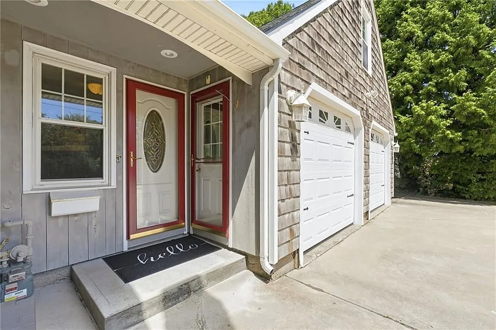4 bed, 2.0 bath, 1861 sqft, $5,200 — Photo 3