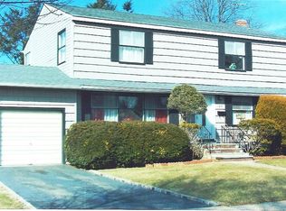 125 Cambridge Dr, Hicksville, NY 11801