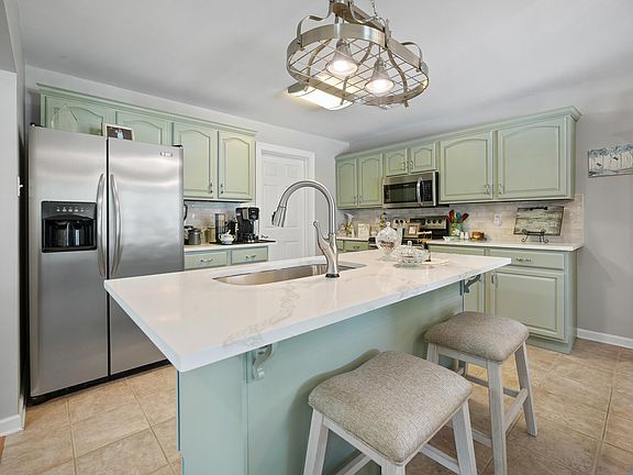 5th image of 654 Paige Ln