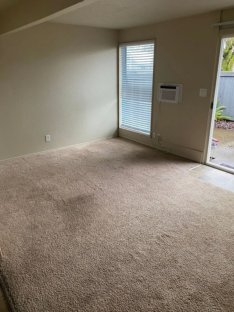 (690) Circle Court - 1 Bedroom / 1 Bathroom — Photo 4