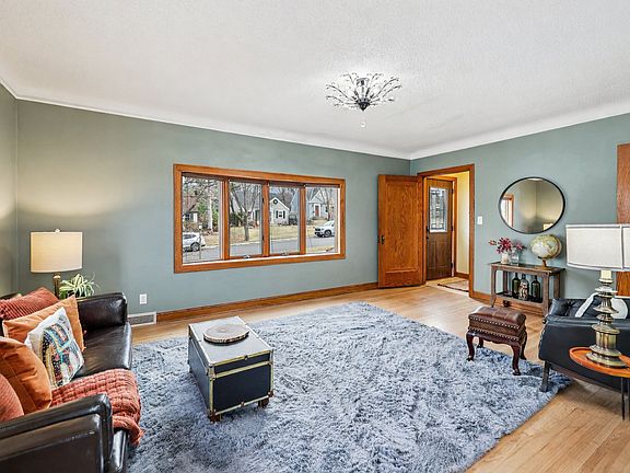 3rd image of 870 Parkview Ave