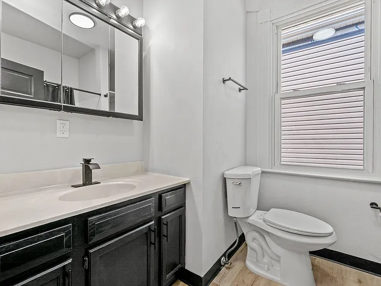 115 W Cherryhill St — Photo 2
