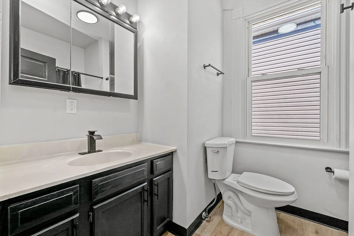 Building Photo - 115 W Cherryhill St