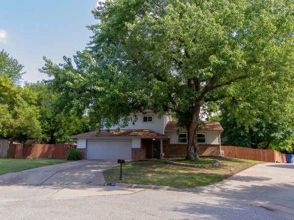 220 E Park Place Ct, Derby, KS 67037