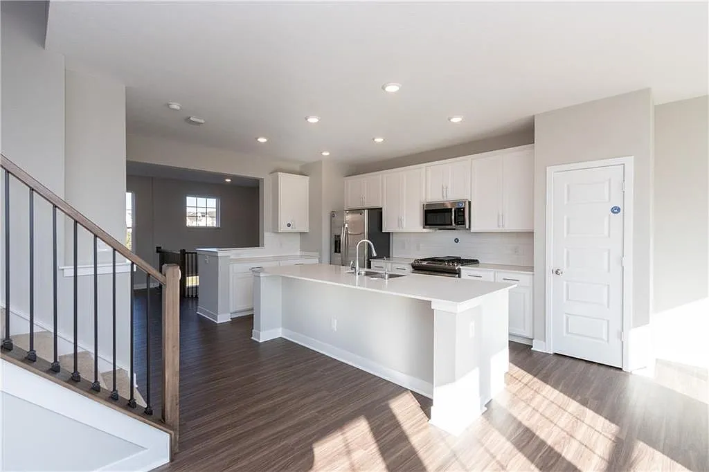 3 bed, 1826 sqft, $2,595 — Photo 2