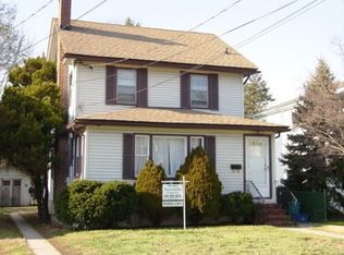 44 Hill St, Floral Park, NY 11001