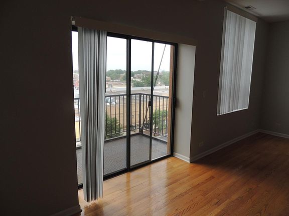 2nd image of 2455 W Howard St #410