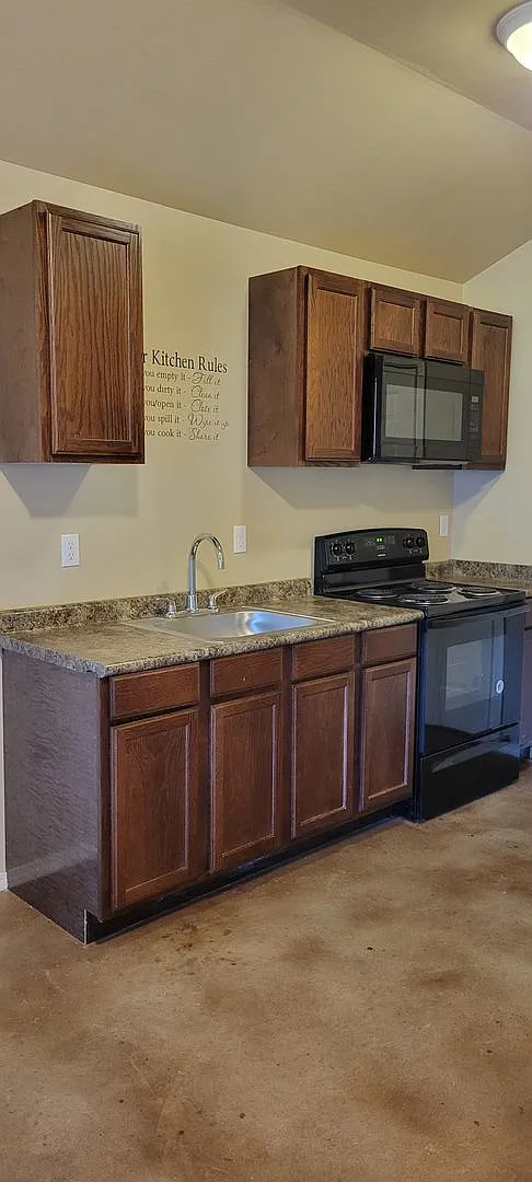 Adorable 2 bedroom/1 bath house with Central Air & Heat — Photo 3
