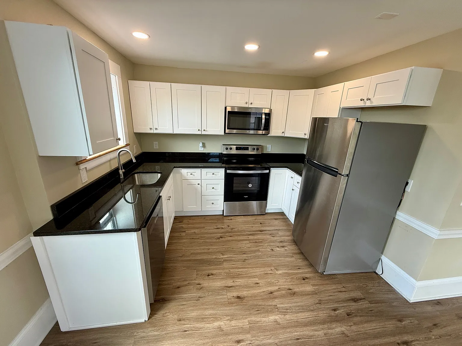 2 bed, 1050 sqft, $1,900 — Photo 2