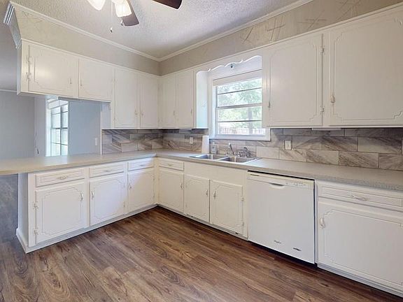 5th image of 521 Cody St