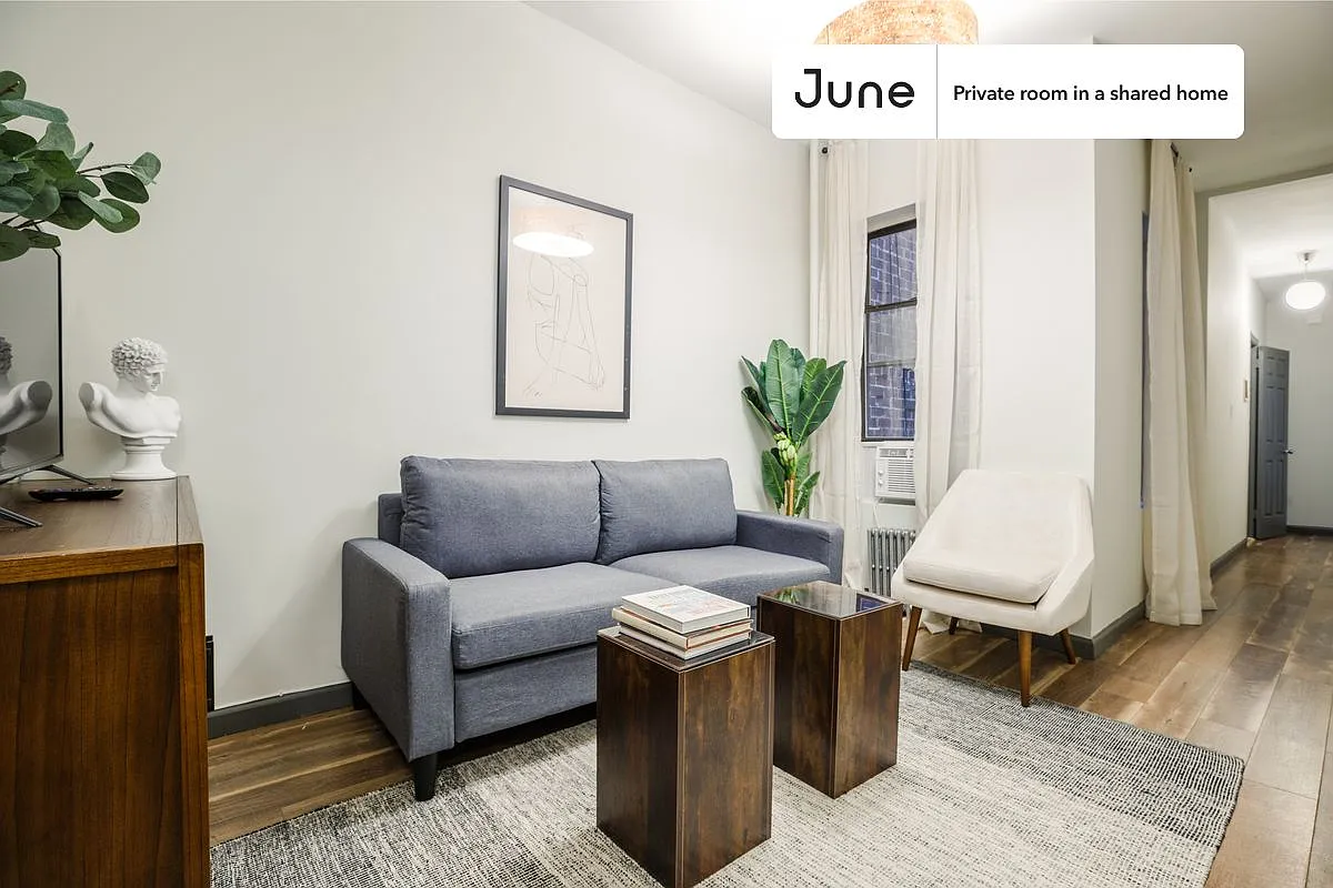 Twin bedroom in 3 bed/1 bath home in Hell's Kitchen #210 B — Photo 4