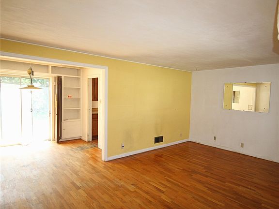 4th image of 2721 Louise Ln