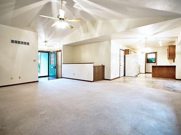 5th image of 53657 Arrowwood Dr