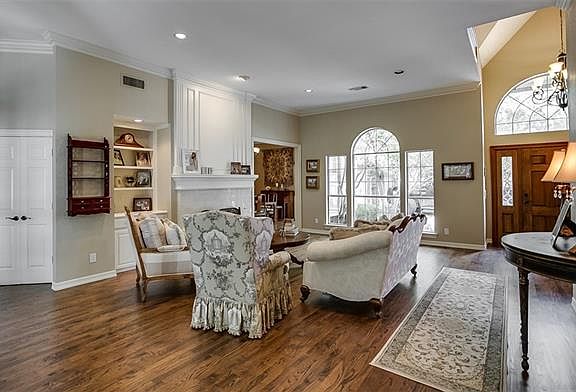 3rd image of 905 Hills Creek Dr