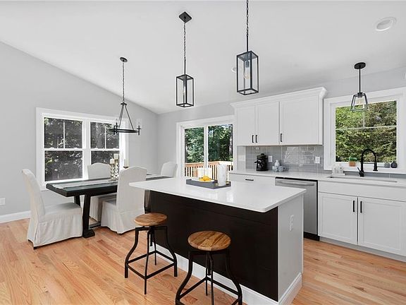 5th image of 170 Wakefield St