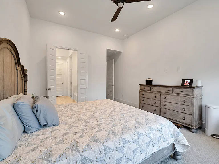 1429 Bluebonnet Ln — Photo 14