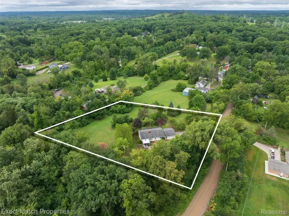 7600 Haley Rd, White Lake, MI 48383