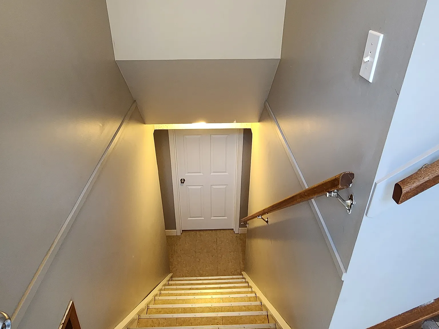 2 Basement Suite with Private In-suite Laundry (not shared) — Photo 3