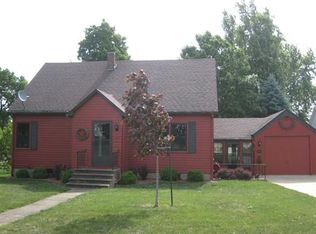 325 3rd St S, Coggon, IA 52218