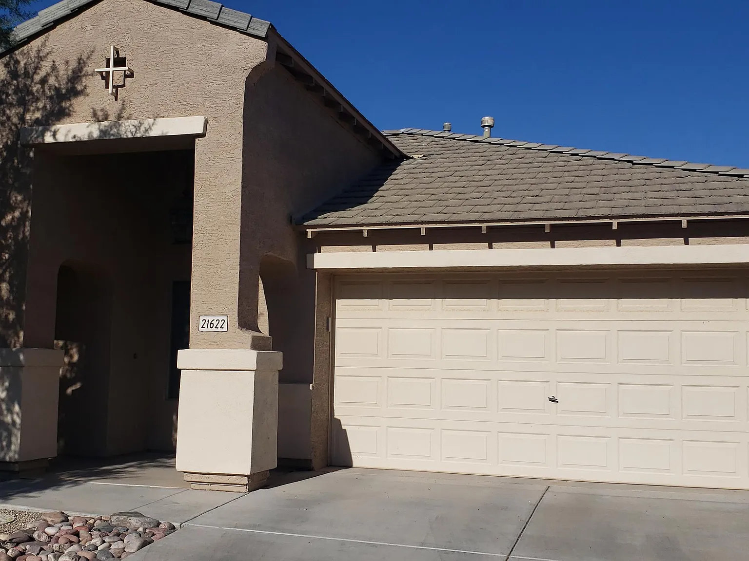 3 bed, 2.0 bath, 2147 sqft, $1,750 — Photo 2
