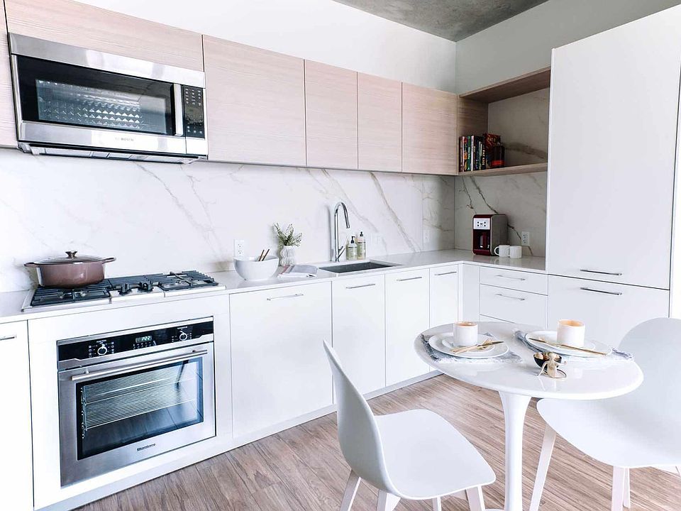 1st image of 600 W Fulton St #812