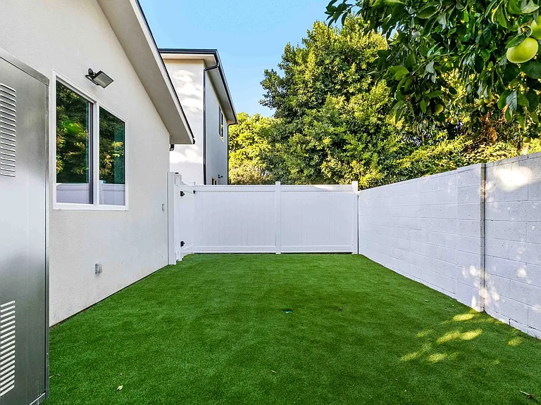 6844 Cedros Ave — Photo 13