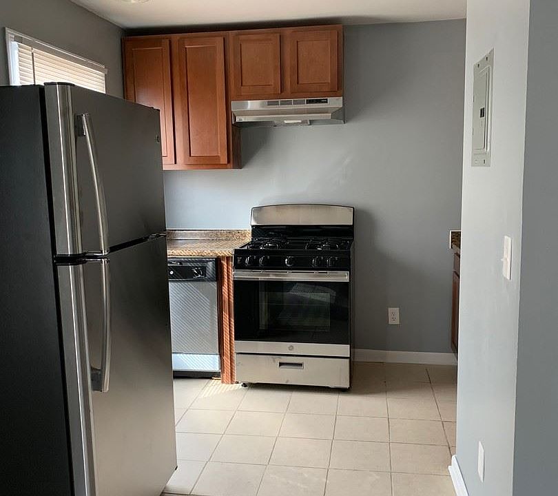 1st image of 924 Moyer Ave
