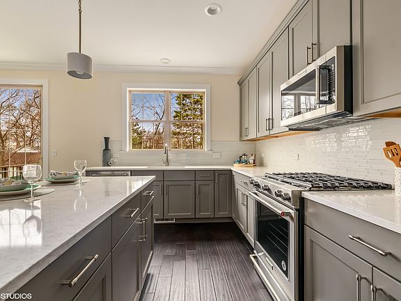 5th image of 601 Broadway St #601