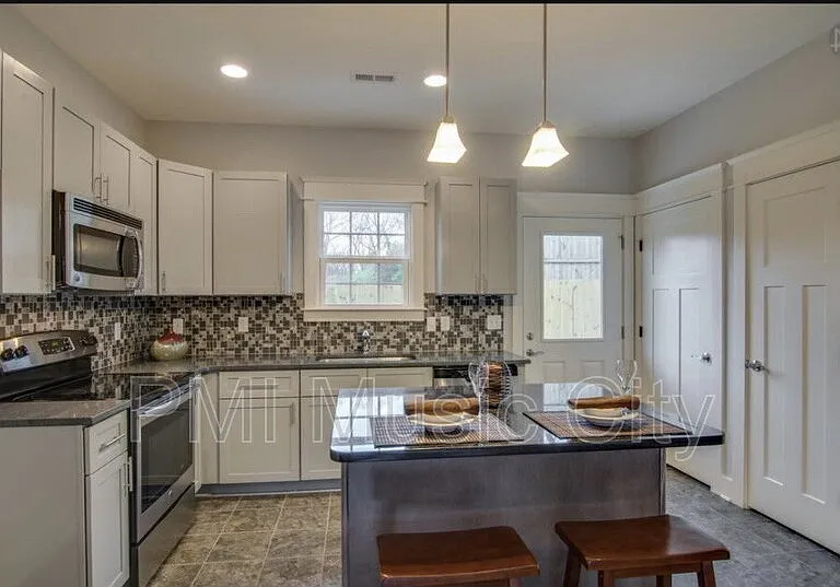 121 Porter Ter — Photo 3