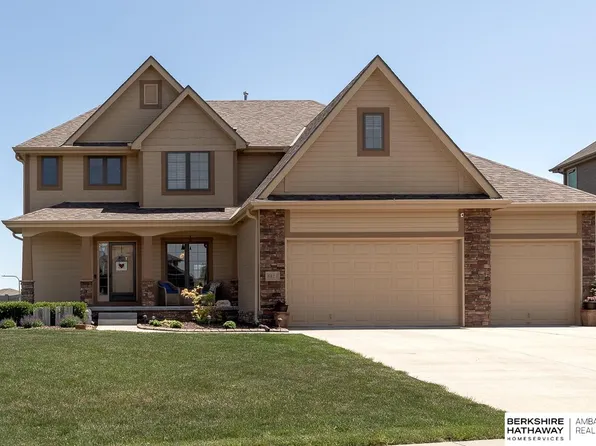 6813 Park Crest Dr, Papillion, NE 68133