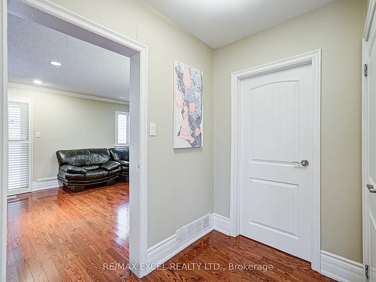 108 Babcombe Dr — Photo 23