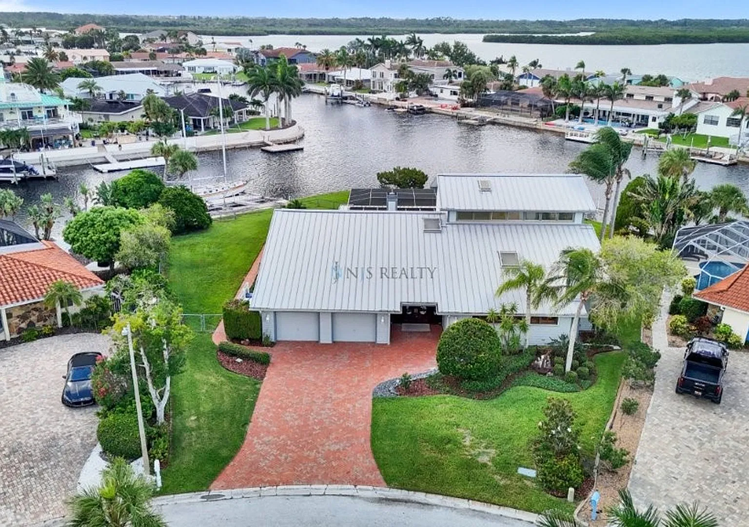 Experience exceptional waterfront living in this stunning 5-bed, 3-full-bath, 2-half-bath home bo... — Photo 1