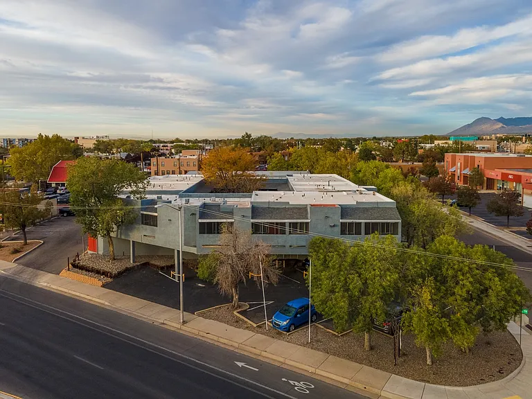 Modern 450 SF Updated Apts w/ Balconies in Ridgecrest — Photo 27